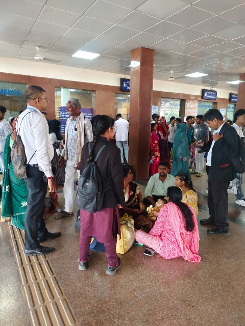 बिना टिकट यात्रा के विरुद्ध बिलासपुर मंडल में चला विशेष “नाका टिकट चेकिंग अभियान”*   *5,646 मामलों में कार्रवाई, 36 लाख रुपये से अधिक की वसूली*