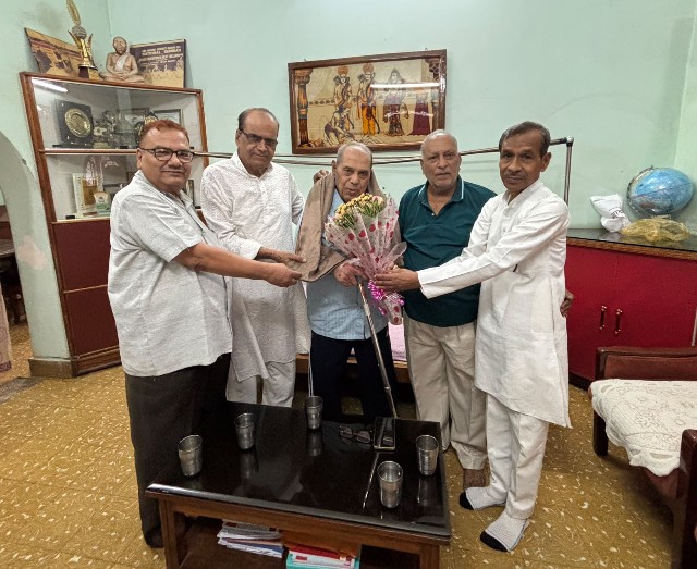 पूर्व कुलसचिव नंद किशोर तिवारी का* *86 वाँ जन्मदिवस मना*