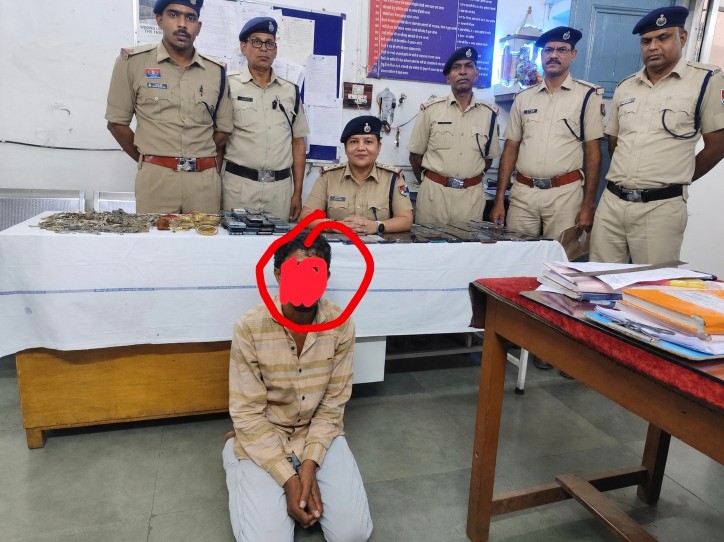 रेलवे सुरक्षा बल राजनांदगांव ने संदिग्ध व्यक्ति को पकड़ा, दर्जनों मोबाइल एवं अन्य सामान बरामद*