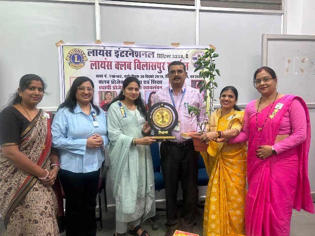 अंतर्राष्ट्रीय सामाजिक संस्था 3233-C लायंस क्लब बिलासपुर स्माइल सेवा द्वारा डाक्टर डे पर सम्मानित किए डाक्टरों को