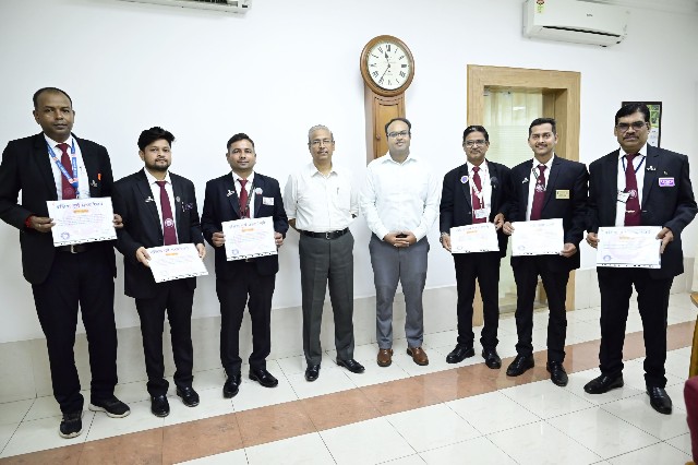 टिकट चेकिंग में उत्कृष्ट प्रदर्शन करने वाले 06 कर्मचारियों को मंडल रेल प्रबंधक श्री राकेश रंजन द्वारा किया गया सम्मानित