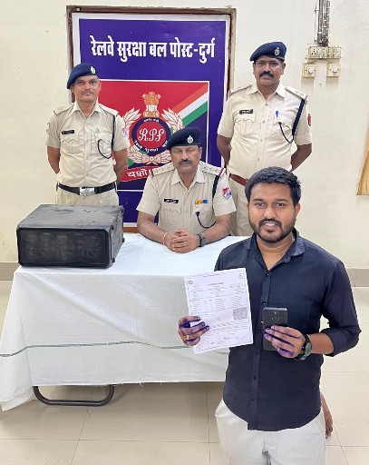 आर पी एफ दुर्ग के द्वारा एक व्यक्ति को रेलवे ई टिकट का अवैध व्यापार करते पाए जाने पर गिरफ़्तार किया