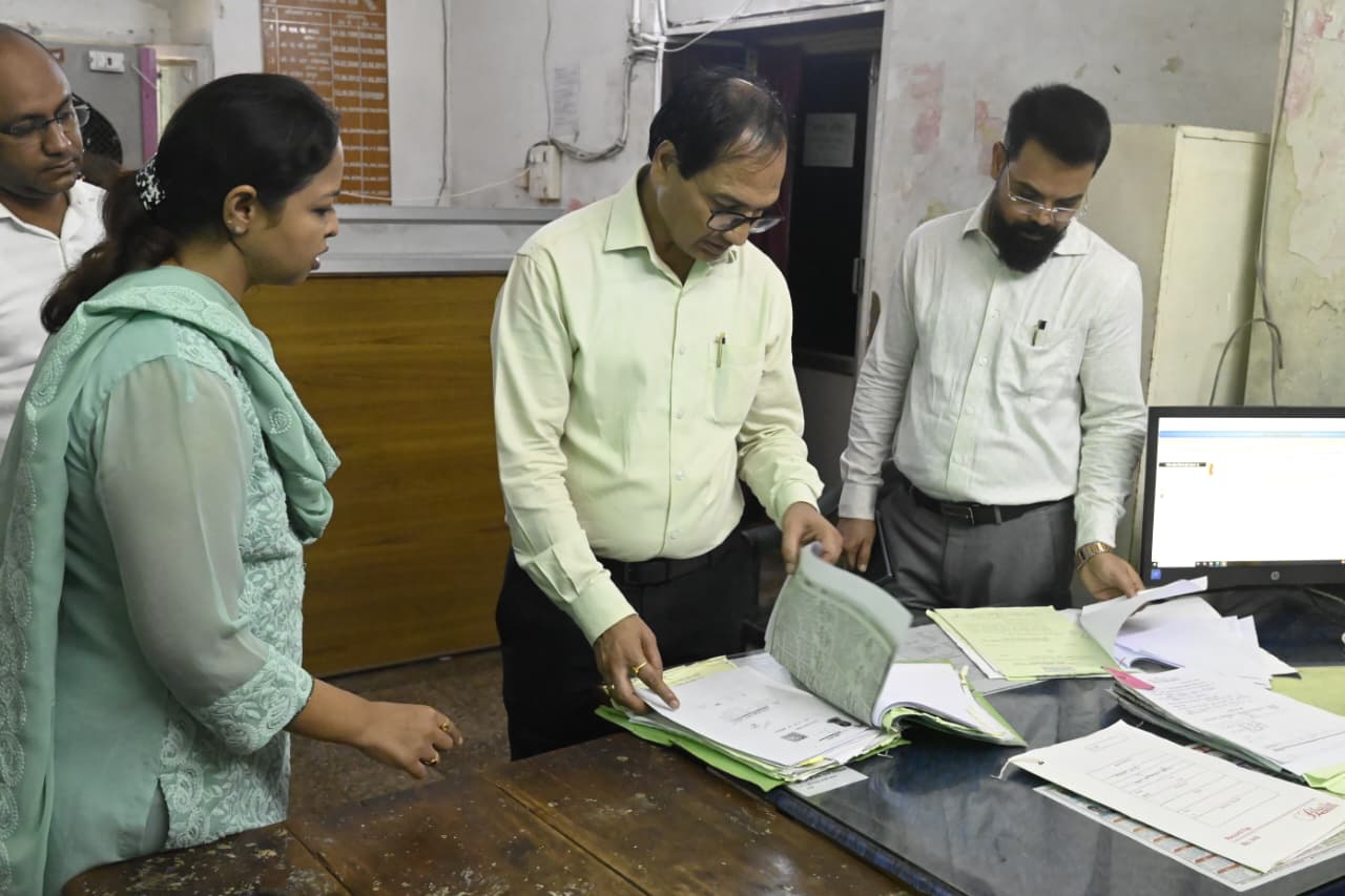 कलेक्टर का औचक निरीक्षण ,राजस्व प्रकरणों के समयबद्ध निराकरण पर दिखाई सख्ती*  *नक्शा बटांकन और सीमांकन को प्राथमिकता देने के निर्देश*