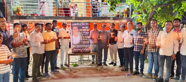 स्मार्ट सिटी रोड पर  सड़क हादसे में दिवंगत रुद्र प्रताप शर्मा को कैंडल मार्च निकालकर दी गई भावभीनी श्रद्धांजलि