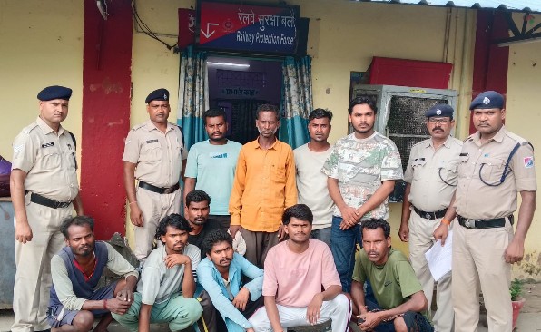 बड़ी खबर: करगी रोड स्टेशन पर कल हुई डिरेलमेंट की घटना में शामिल 10 आरोपियों को रेलवे सुरक्षा बल ने 10 घंटे के अंदर किया गिरफ्तार