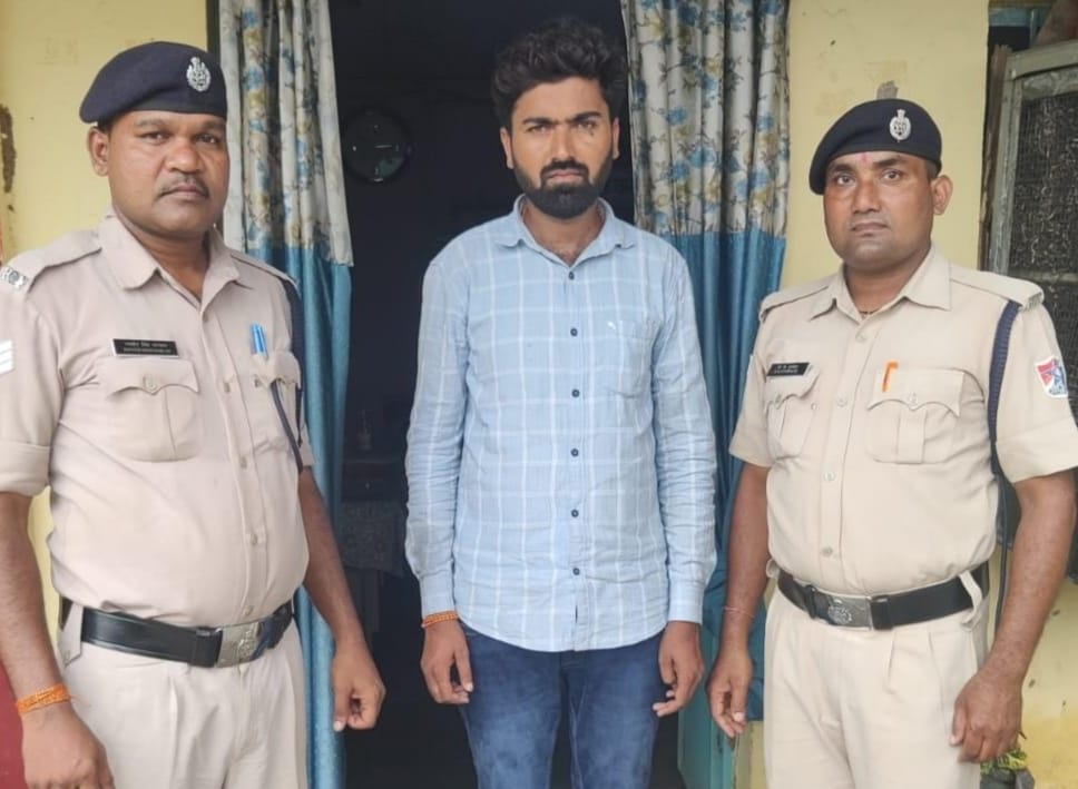 रेसुब ऊसलापुर ने करगीरोड स्टेशन में मालगाड़ी डिरेलमेंट मामले का मुख्य आरोपी पवन नायक को पुष्पराजगढ़ से किया गिरफ्तार