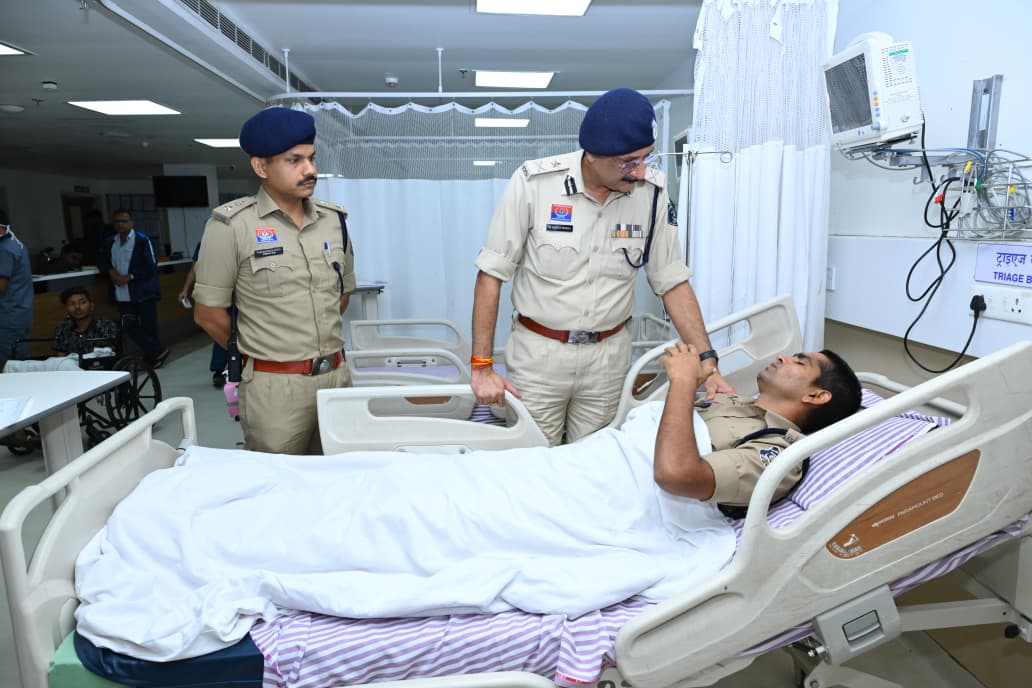पुलिस कमिश्नर श्री संजीव शुक्ला ने अस्पताल पहुंचकर घायल पुलिस जवानों का जाना हाल*  *रैली के दौरान ड्यूटी निभाते हुए 16 पुलिस जवान हुए घायल, चिकित्सकों से चर्चा कर कमिश्नर ने उपचार की जानकारी ली*