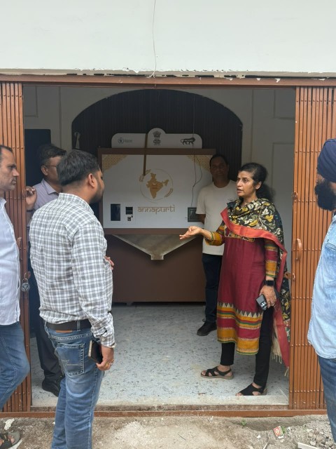 निर्माणाधीन ग्रेन एटीएम का संचालक खाद्य ने किया निरीक्षण*  *गुणवत्ता एवं समय-सीमा में कार्य पूर्ण करने के दिए निर्देश*