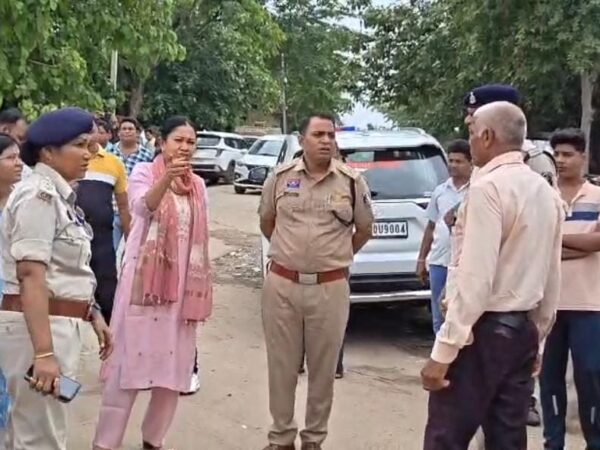 कलेक्टर एसपी ने घटना स्थल लातनाला का किया मुआयना*  *पानी में बहे दम्पत्ति के बारे एसडीआरएफ दल से किये पूछताछ*