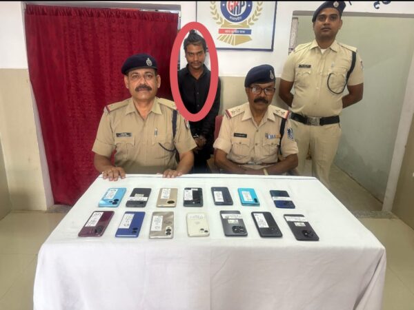 रेसुब टास्क टीम अनुपपुर ने चोरी के 14 नग मोबाईल के साथ जैतपुर के आरोपी को किया है गिरफ्तार*