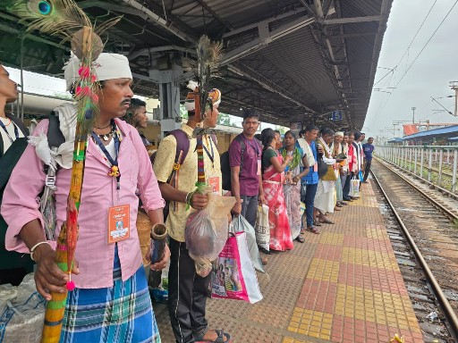 बदलते बस्तर का संदेश लेकर दिल्ली रवाना हुआ बस्तर का प्रतिनिधिमंडल*  *राष्ट्रपति से करेंगे मुलाकात, बस्तर की समृद्ध जनजातीय संस्कृति से कराएंगे परिचित*