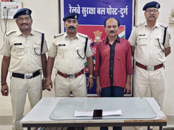 आर पी एफ दुर्ग ने शंकर नगर दुर्ग के टिकट दलाल को किया गिरफ्तार