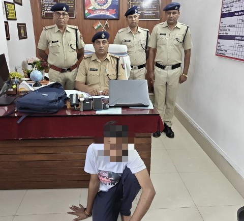रेल सुरक्षा बल डोंगरगढ़ की बड़ी सफलता,एसी कोच में 1.56 लाख की चोरी का पर्दाफाश, हिस्ट्रीशीटर आरोपी गिरफ्तार*