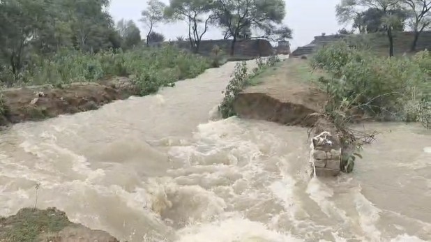 कर्रा नाला बांध फूटा, गांव वाले डरे ,सैकड़ो की संख्या में है मगरमच्छ,कलेक्टर निरीक्षण के लिए पहुंचे, सीसीएफ पांडेय ने डीएफओ को नजर रखने निर्देशित किया   एसडीएम ने किसानों से अपील की है खेतों , घरों में भी सावधान रहें ग्रामीण