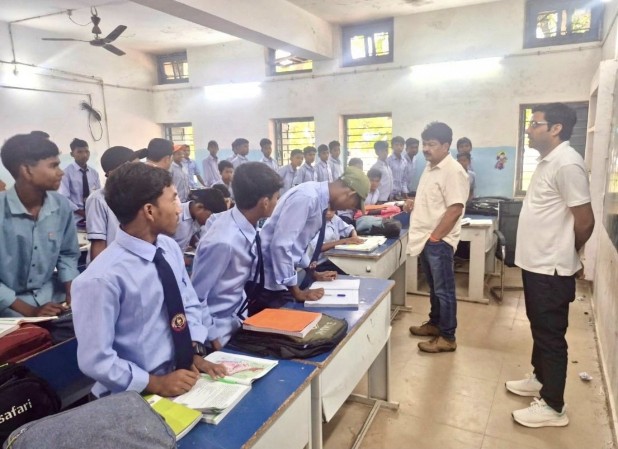जिला शिक्षा अधिकारी ने किया कोटमी के स्वामी आत्मानंद अंग्रेजी माध्यम स्कूल का औचक निरीक्षण*  *अनुपस्थित मिले प्राचार्य को नोटिस जारी करने के निर्देश*