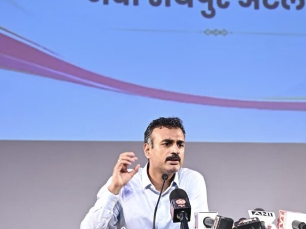 इलेक्ट्रॉनिक्स एवं सूचना प्रौद्योगिकी विभाग डिजिटल नवाचारों के माध्यम से सुशासन सशक्त*  *राज्य में डिजिटल सुशासन को नई दिशा प्रदान करने के लिए निरंतर कार्यरत*