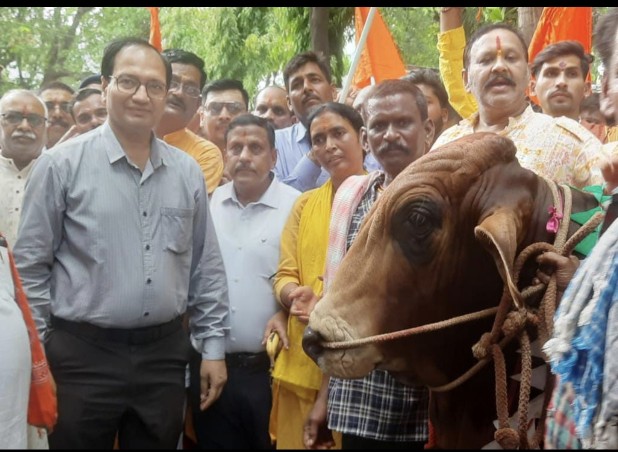 गोहत्या-निषेध हेतु केंद्रीय कानून, गोमाता को राष्ट्रमाता का सम्मान देने संतों ने कलेक्टर को ज्ञापन सौंपा  आकर्षण का केंद्र रहे नंदी बैल भी ज्ञापन देने पहुंचे  कलेक्टर भी उनके साथ फोटो खिंचवाए