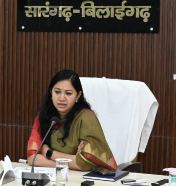 विकास कार्यों और योजनाओं का क्रियान्वयन करने कलेक्टर के निर्देश*कलेक्टर पद्मिनी भोई साहू ने ली समय सीमा की बैठक*