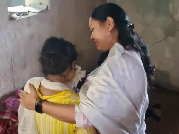 कुलगाम आतंकी हमले में मृतक भूपेंद्र भैना के परिजनों से कलेक्टर एसपी ने की मुलाक़ात*  *दुःख की घड़ी में संबल देकर ढांढस बंधाया, हरसंभव सहायता देने का दिया भरोसा*