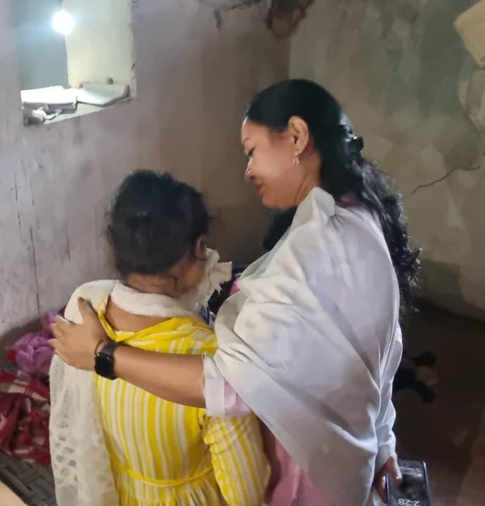 कुलगाम आतंकी हमले में मृतक भूपेंद्र भैना के परिजनों से कलेक्टर एसपी ने की मुलाक़ात*  *दुःख की घड़ी में संबल देकर ढांढस बंधाया, हरसंभव सहायता देने का दिया भरोसा*