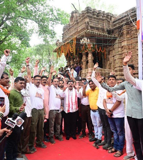 हर-हर महादेव और बोल-बम के जयघोष के साथ निकली भोरमदेव पदयात्रा, शिवमय हुआ कबीरधाम*  *उप मुख्यमंत्री श्री विजय शर्मा हजारों श्रद्धालुओं के साथ पदयात्रा में हुए शामिल*