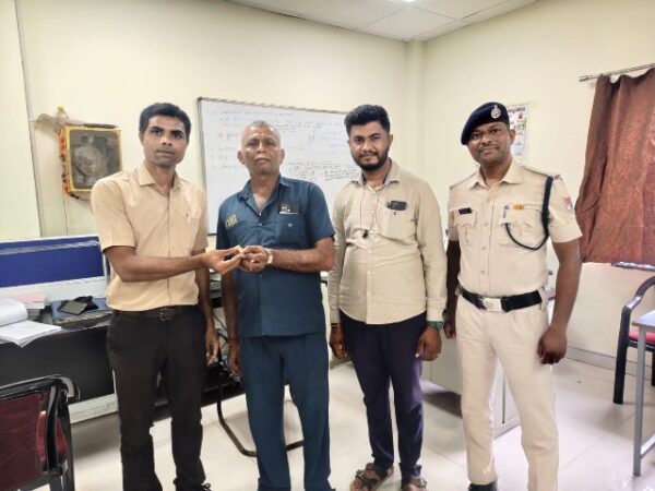 रेल मदद शिकायत पर त्वरित कार्रवाई : 3 लाख रुपये मूल्य की सोने की अंगूठी यात्री को सकुशल लौटाई*